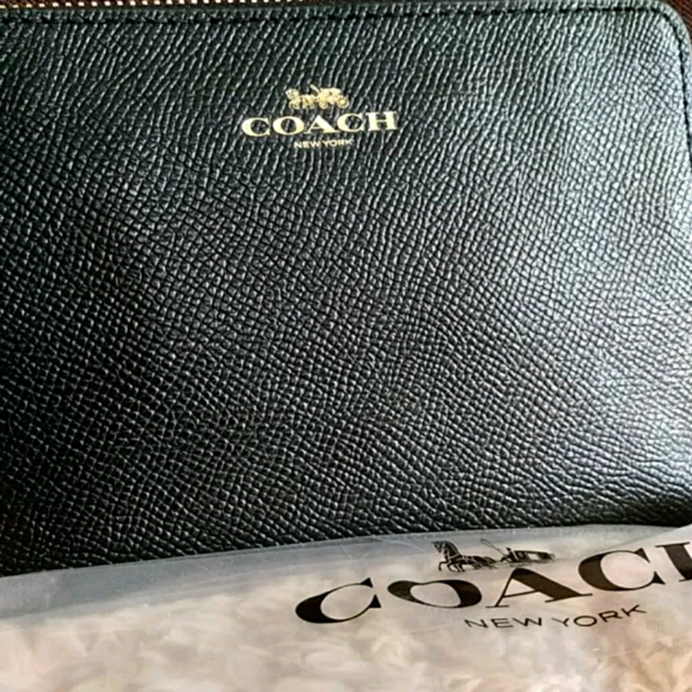 NWT Coach Black Pebbled Leather Wristlet - Picture 2 of 8